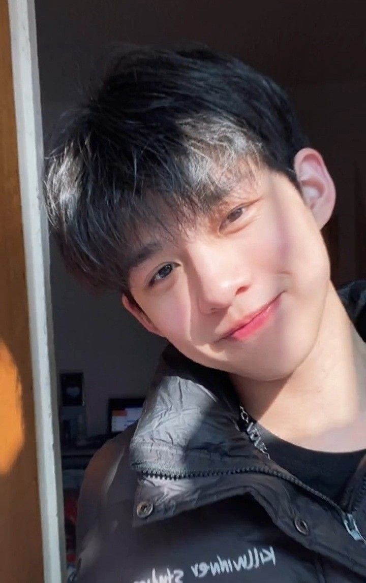 cười nhẹ dưới ánh nắng