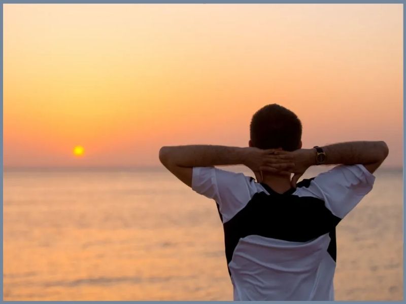 tạo dáng chụp ảnh ở biển cho nam