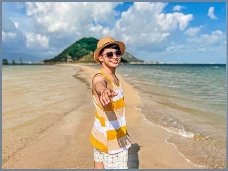 tạo dáng đi biển cho nam