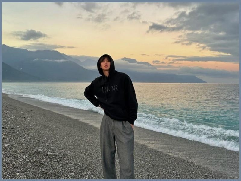 tạo dáng chụp ảnh bãi biển cho nam