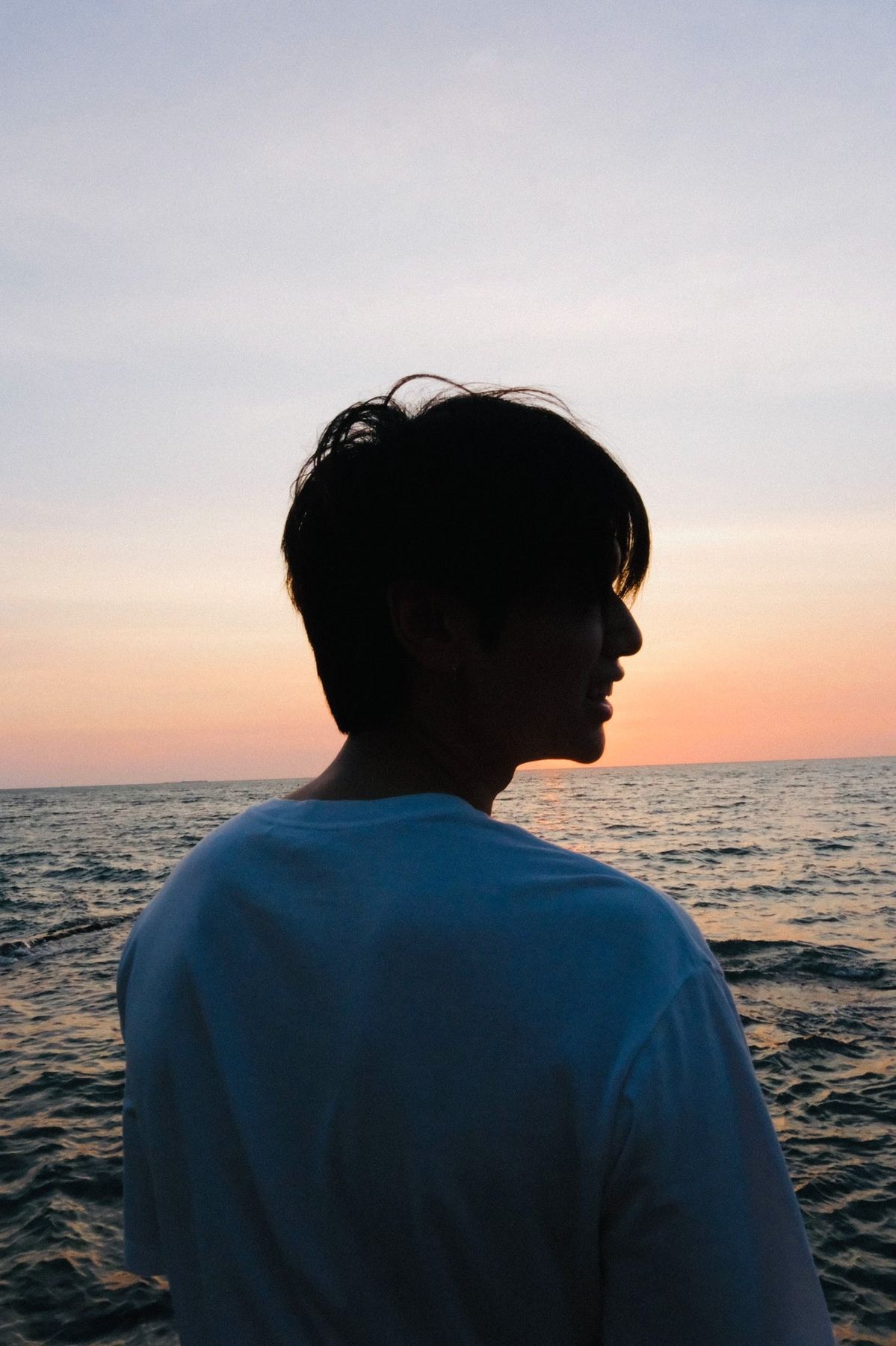 Nhìn xa xăm, suy nghĩ vu vơ