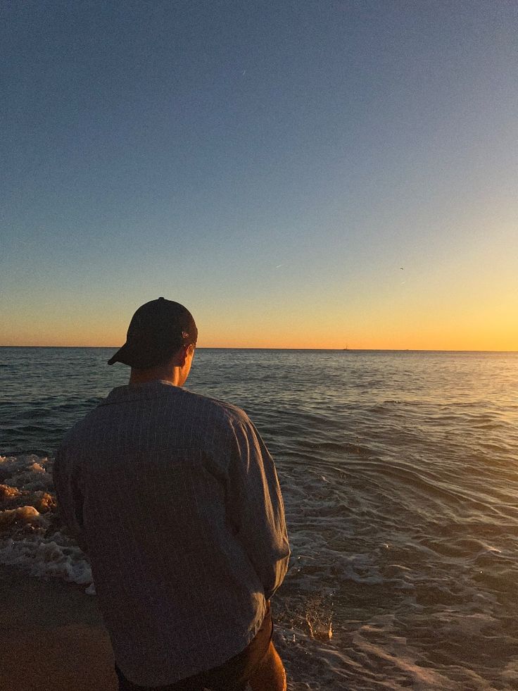 Sóng biển làm nền, người làm điểm nhấn