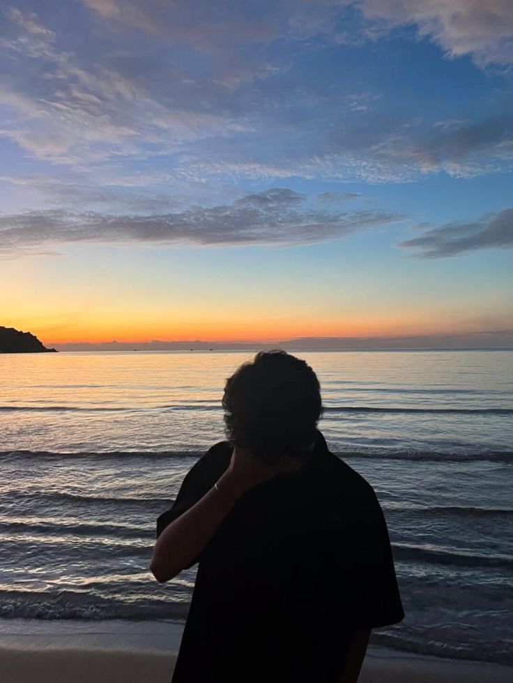 Đưa tay che nắng, nụ cười mơ