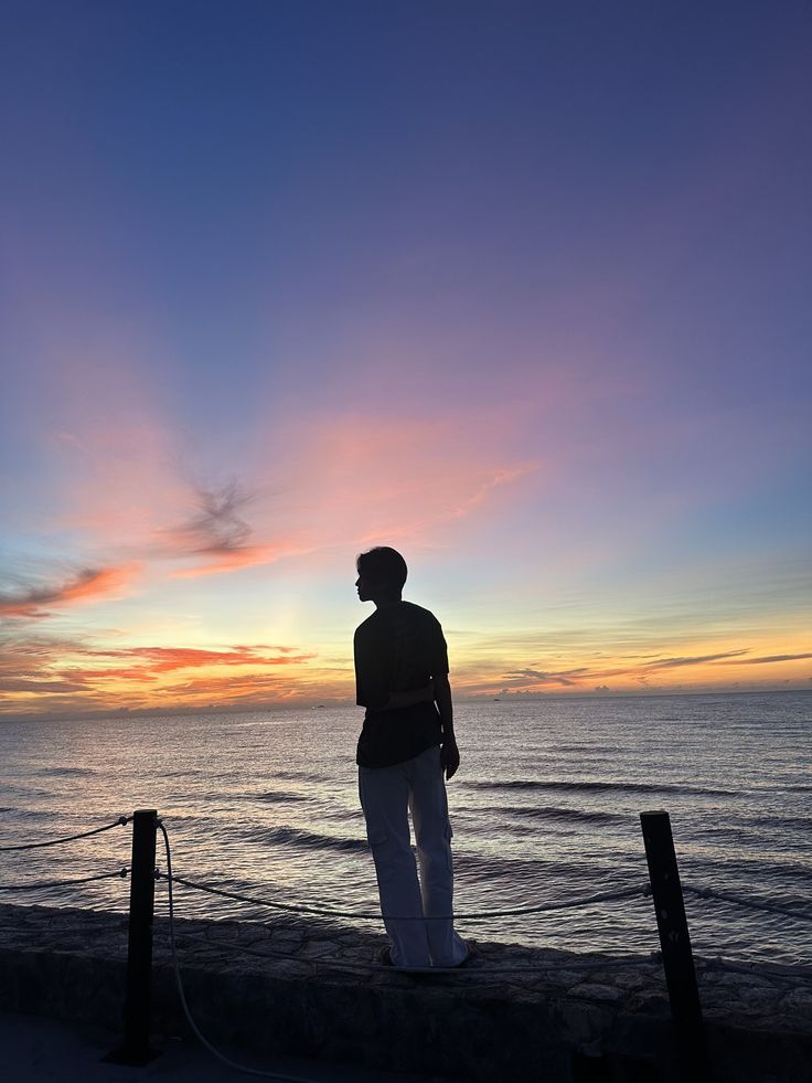 Dáng đứng bất động giữa trời chiều