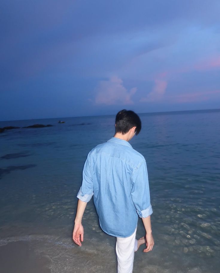 Dáng đi giữa biển xanh rất thơ