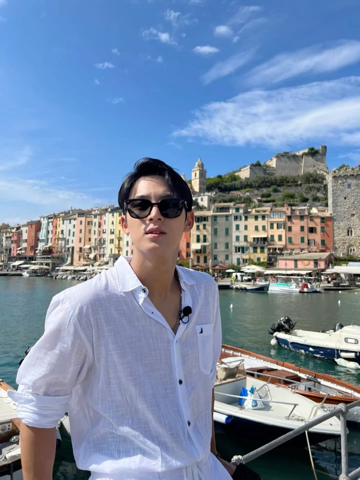 Dáng đứng cạnh thuyền nhìn ra xa