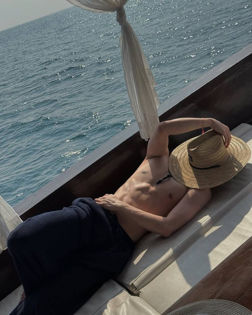 Cười nhẹ, mặc gió cứ bay đi