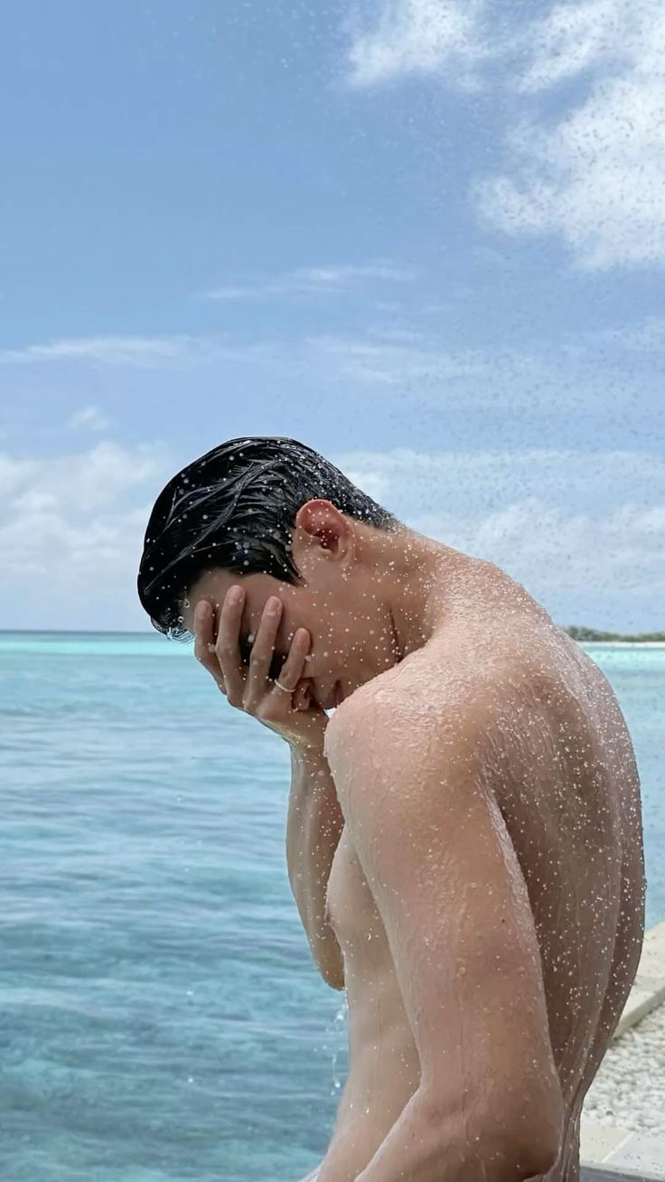 Nhìn nghiêng về biển, ánh mắt xa vời