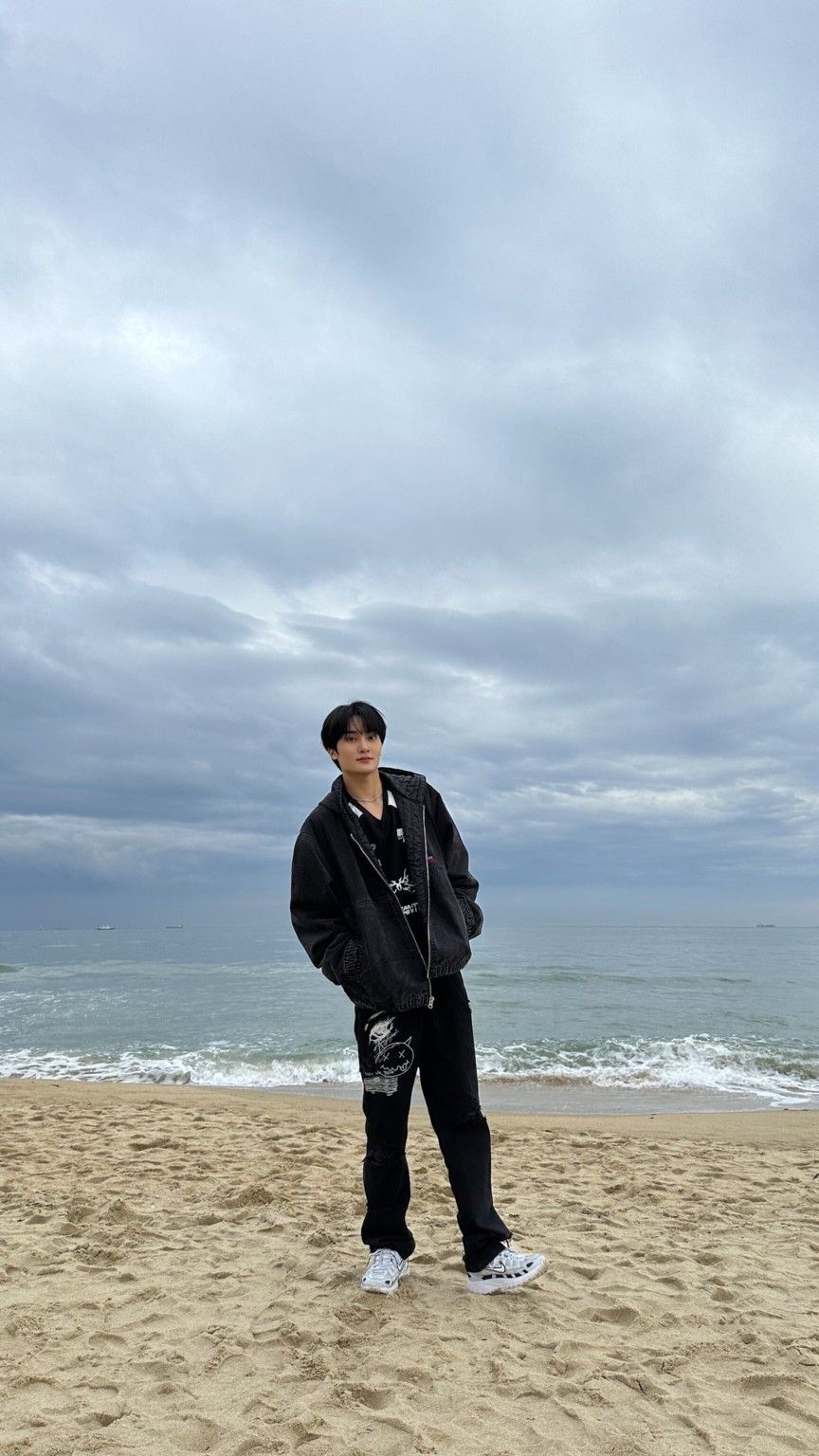 Nhìn xuống chân với nụ cười mỉm