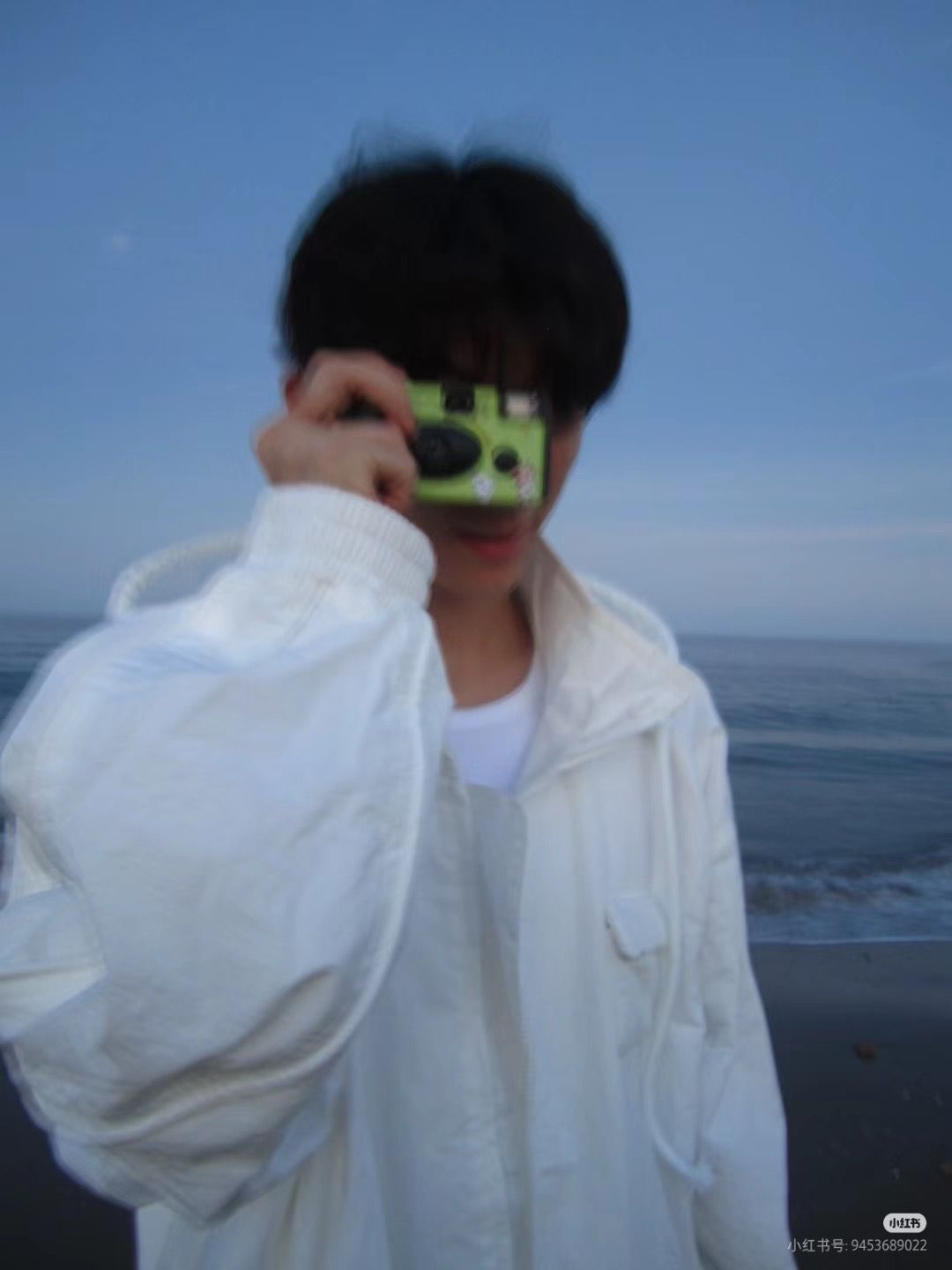 Tóc rối nhẹ theo gió biển mặn mà