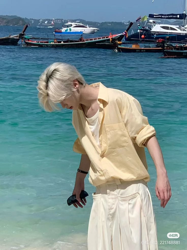 Áo phồng nhẹ theo gió biển chiều