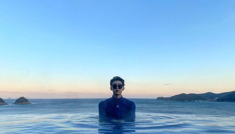 Ánh mắt xa xăm, khung hình gần gũi