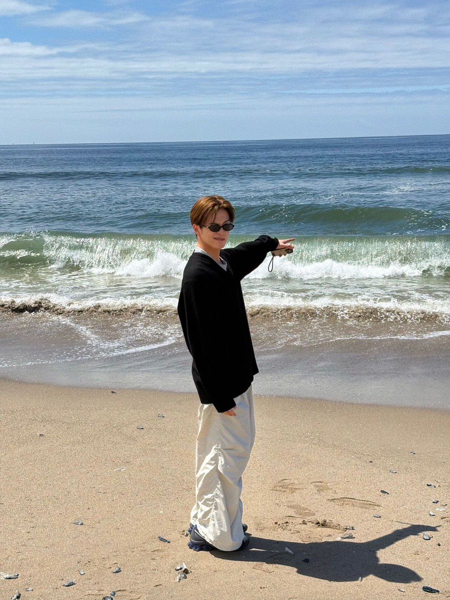 Bước chậm trên cát, gió hát theo sau