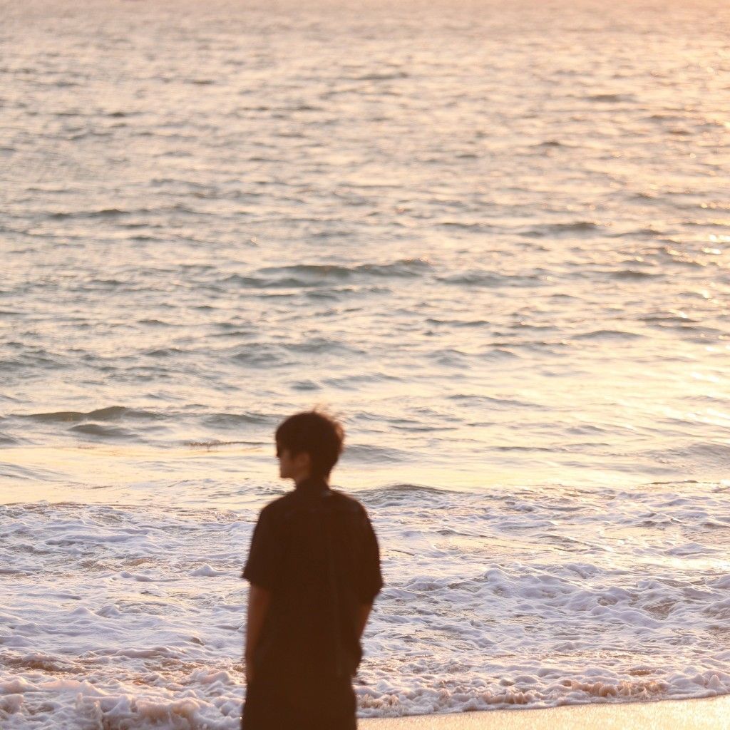 Góc nghiêng thần thái giữa biển xanh