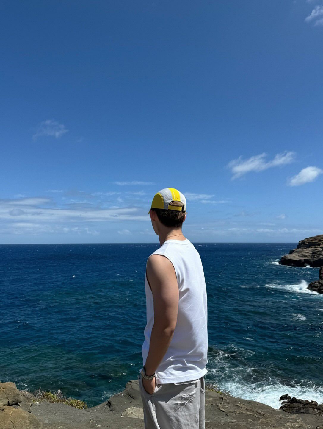 Gió mang hơi muối, người mang chút buồn vu vơ