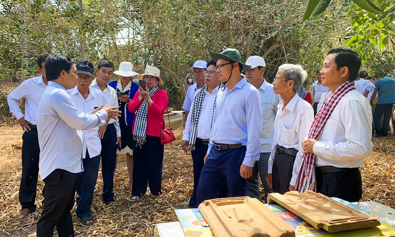 Xây dựng sản phẩm đặc trưng từ mô hình nuôi ong dú lấy mật