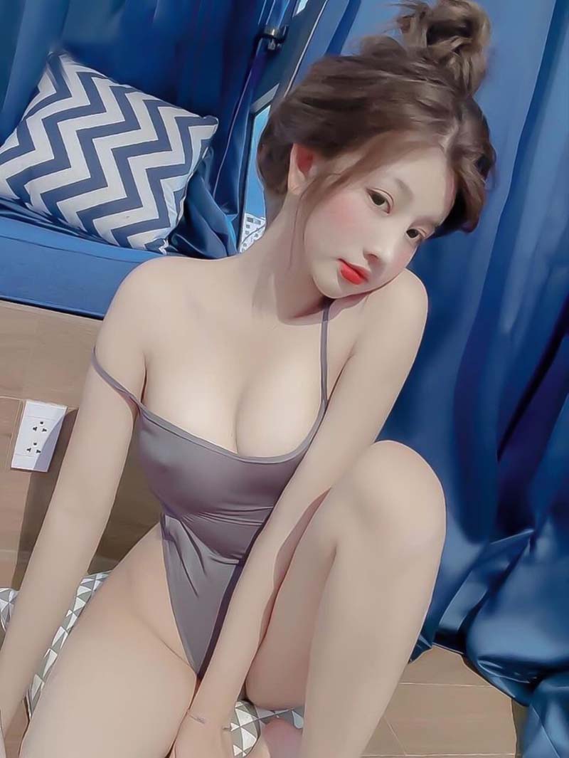 Hình ảnh gái xinh mặc bikini lộ vú