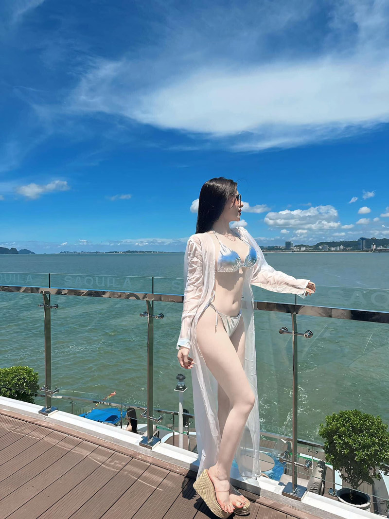 Gái xinh bikini xanh du lịch