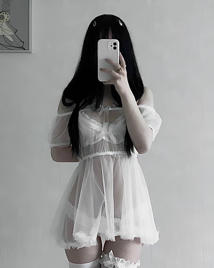 Vẻ đẹp váy ngắn thể hiện sự tự tin và phong cách hiện đại