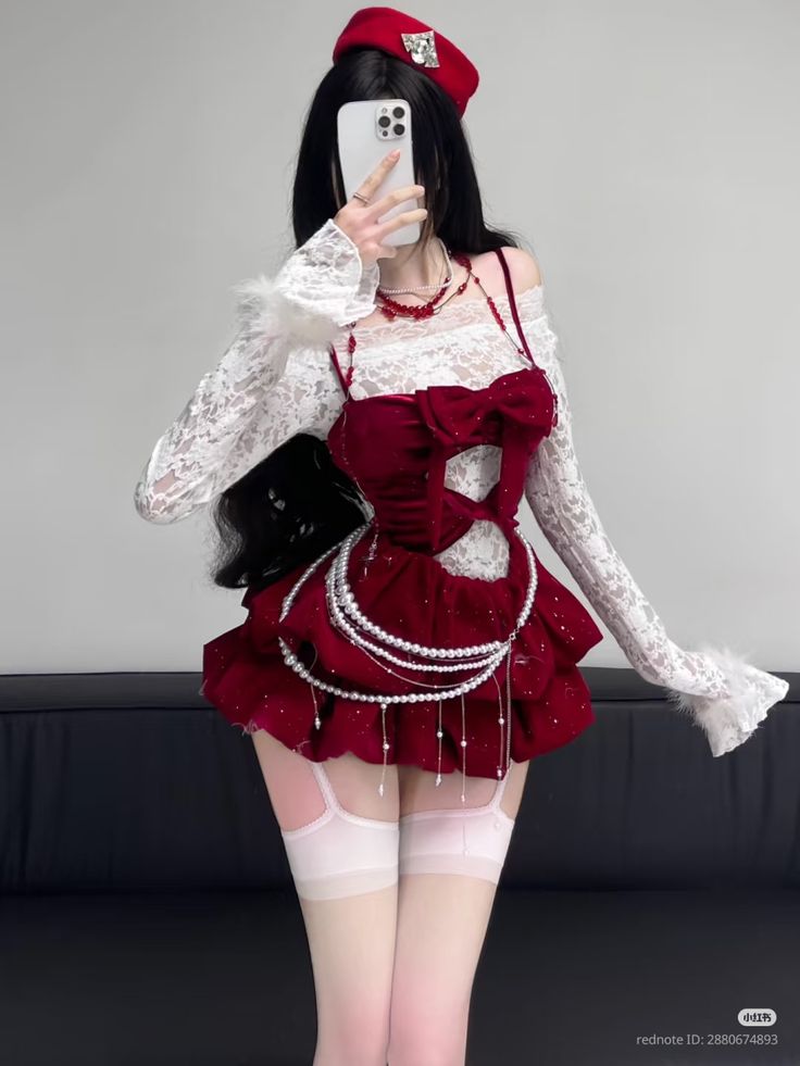 Gái xinh váy ngắn thể hiện phong cách thời trang hiện đại