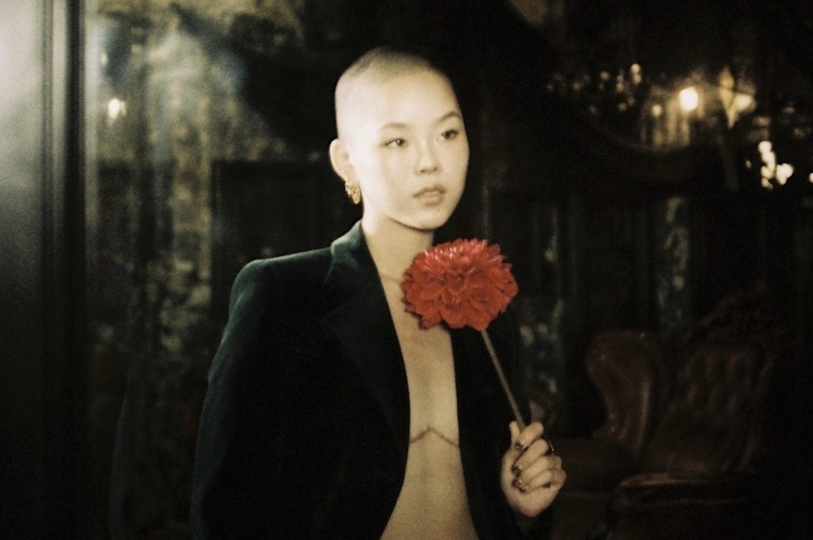 Bức ảnh nữ idol cắt bỏ ngực gây sốc ở Hàn Quốc