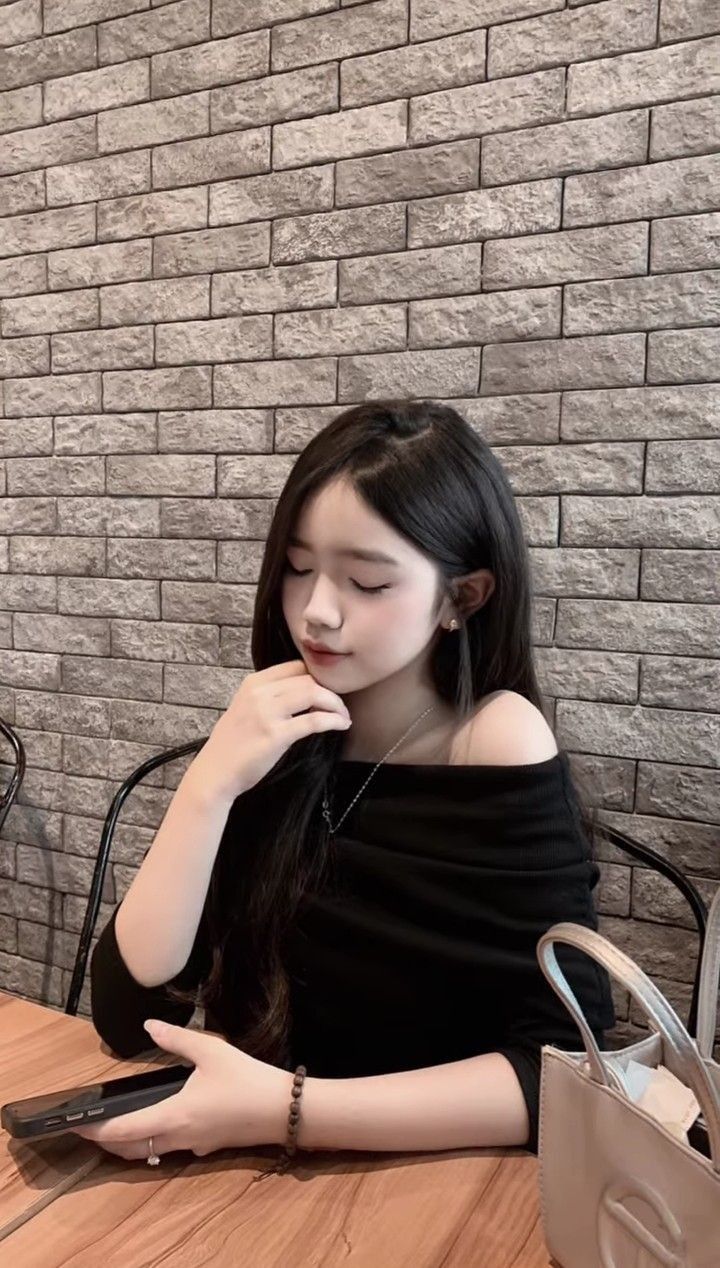 Nét dịu dàng trẻ trung trong ảnh gái xinh 2k6 khiến tim người loạn nhịp