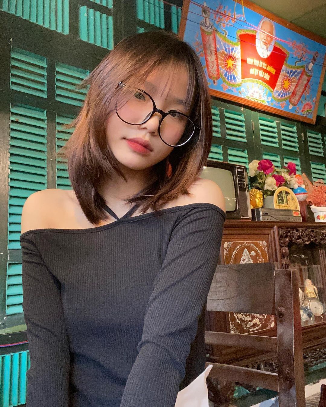 Ảnh gái 2k6 đeo kính