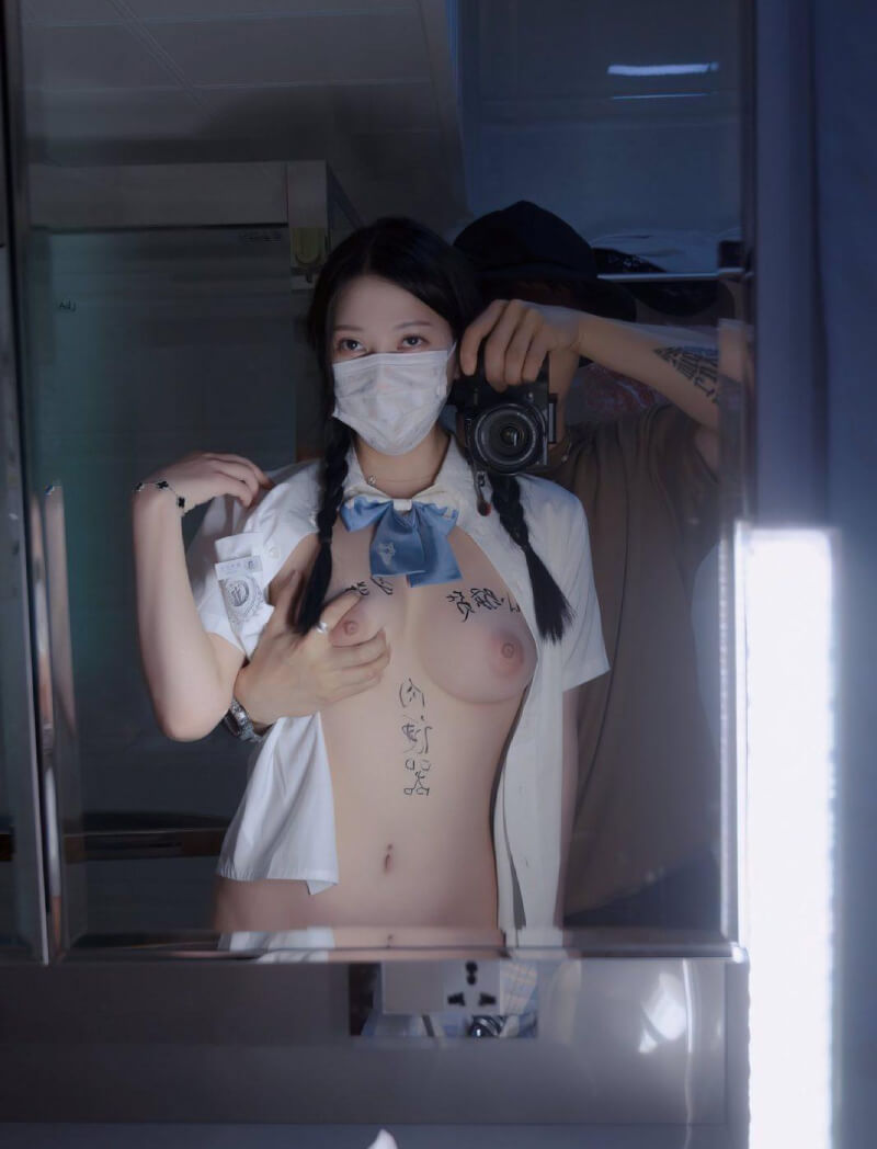 Ảnh gái xinh cởi trần chụp vú