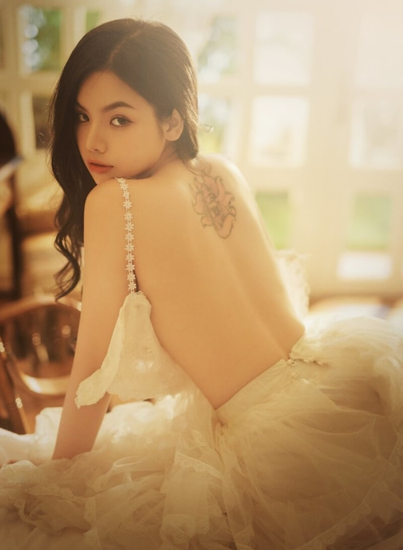 Ảnh gái xinh cởi áo khoe lưng nhìn là thèm