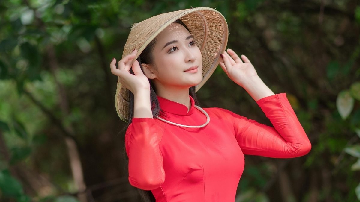 Hình ảnh cô gái xinh đẹp buồn