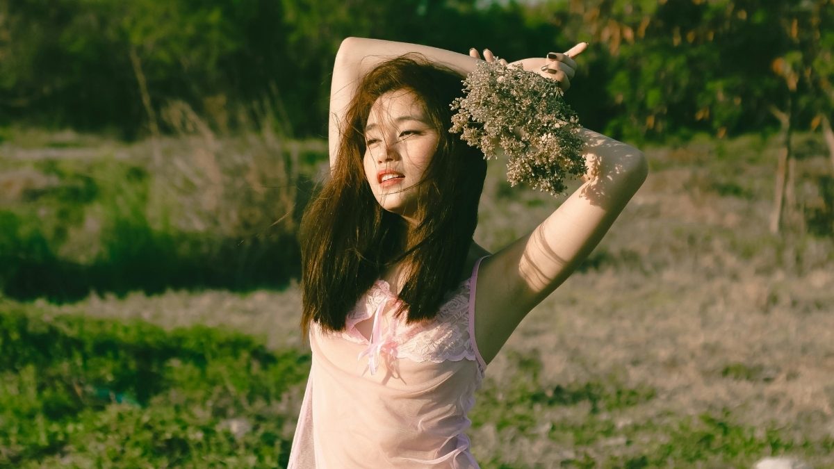 Hình ảnh cô gái xinh đẹp buồn lẻ bóng