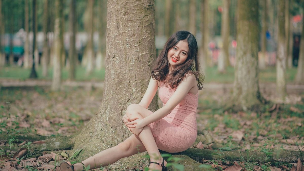 Ảnh cô gái xinh đẹp buồn thiu