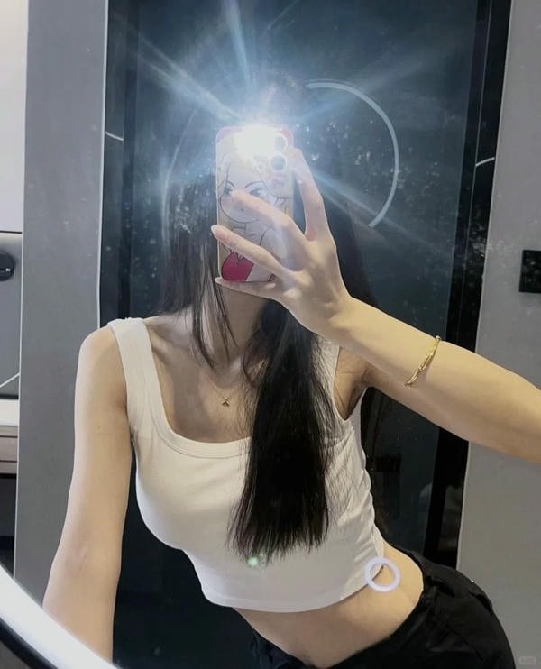 Hình ảnh cô gái xinh đẹp buồn sầu