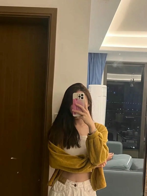 Hình ảnh cô gái xinh đẹp buồn sầu thương hại