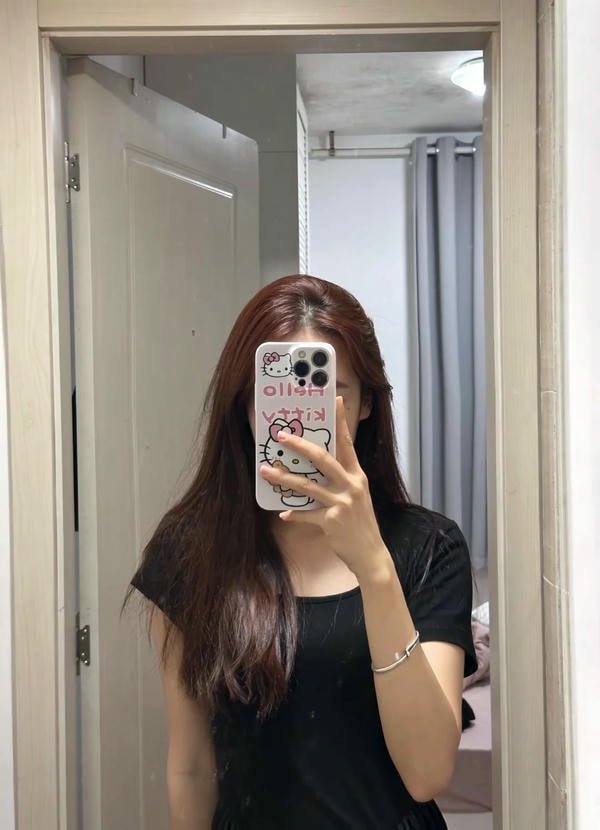 Gái đẹp chụp hình che mặt bí ẩn