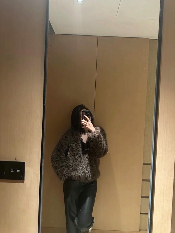 Ảnh gái xinh chụp hình trên gương độc đáo