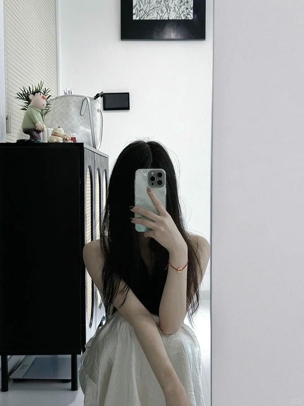 Ảnh gái xinh chụp ảnh trước gương sống động