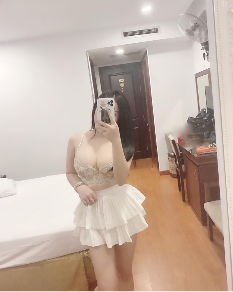 Ảnh gái đẹp mặc hở vú