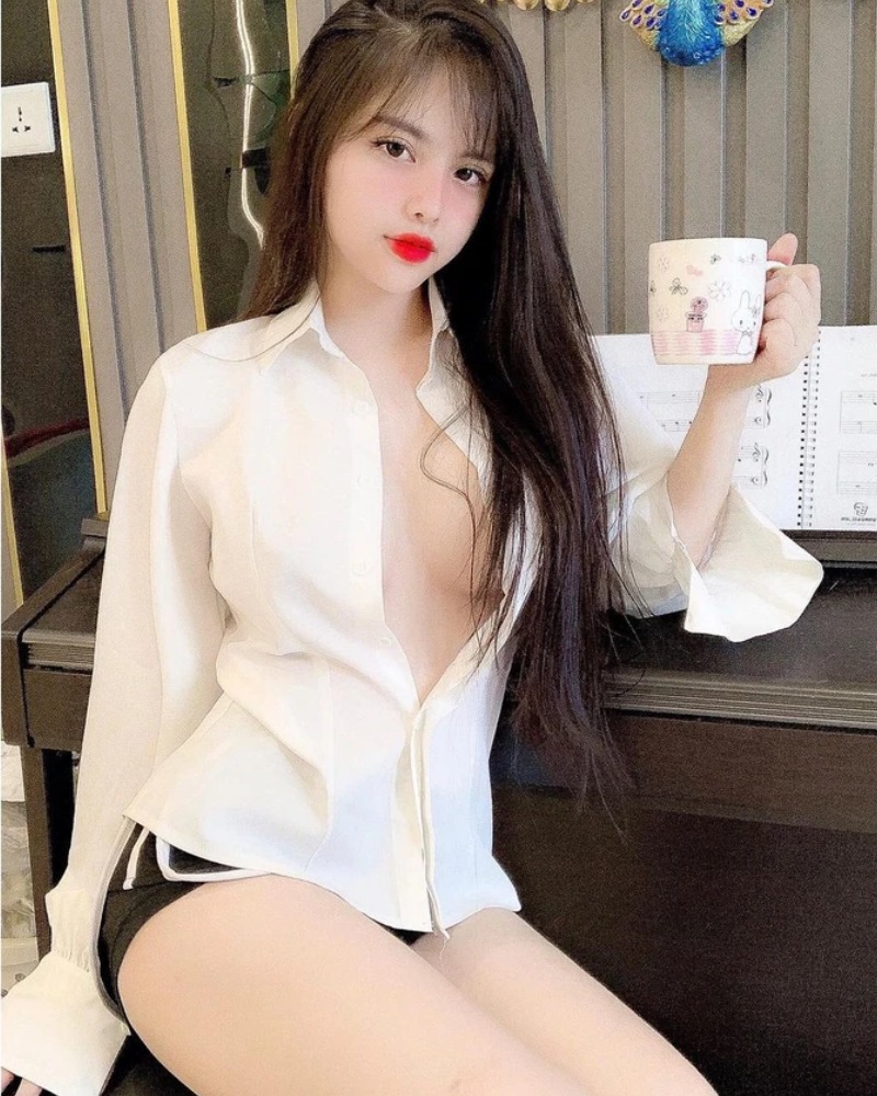 Ảnh gái đẹp mặc áo sơ mi hở vú to tròn