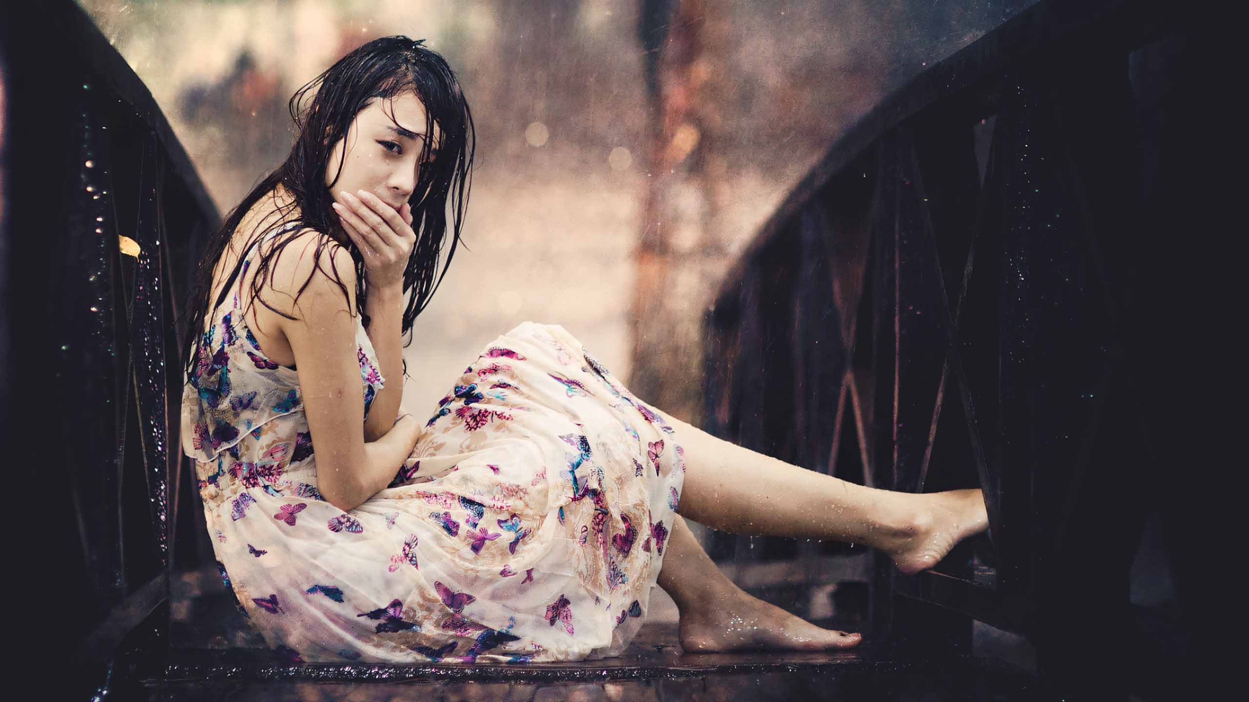 hinh anh co gai khoc duoi mua 2560px 1440px 2k 1