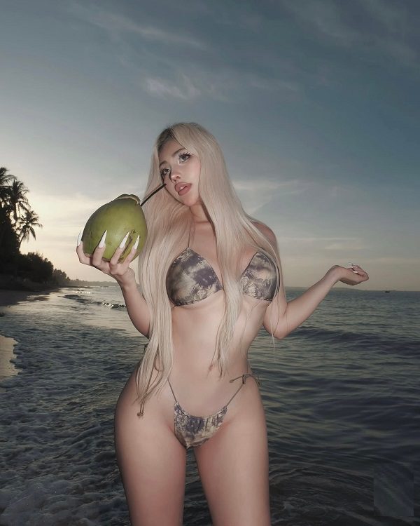 Gái xinh mặc bikini khoe chân dài miên man