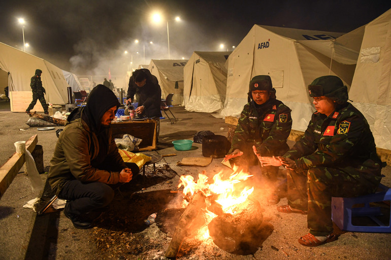 Ông Fuat và năm con gà tìm thấy được tại Antakya.