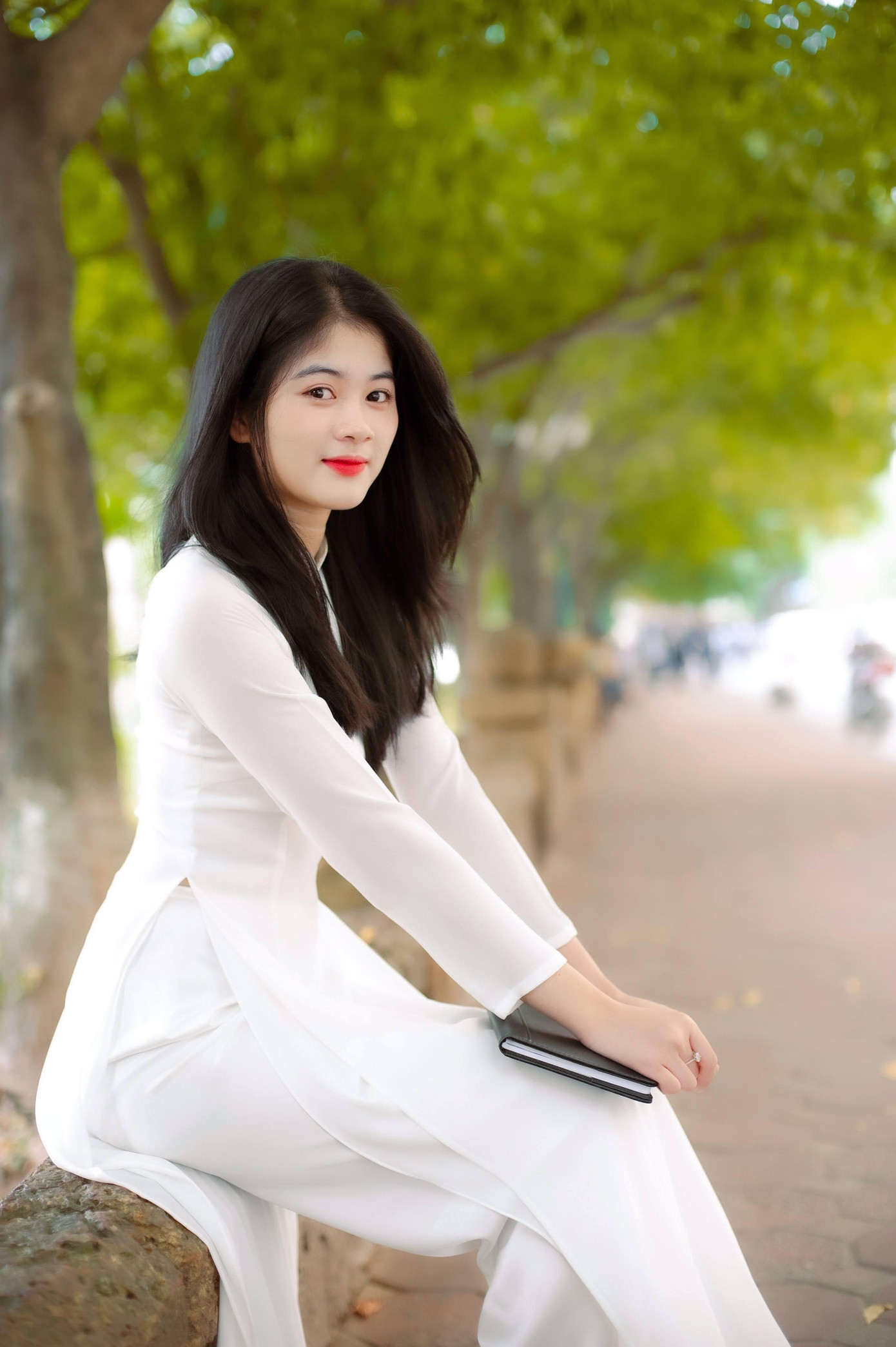 Nàng thơ xinh tựa thiên thần trong áo dài trắng đốn tim cộng đồng mạng