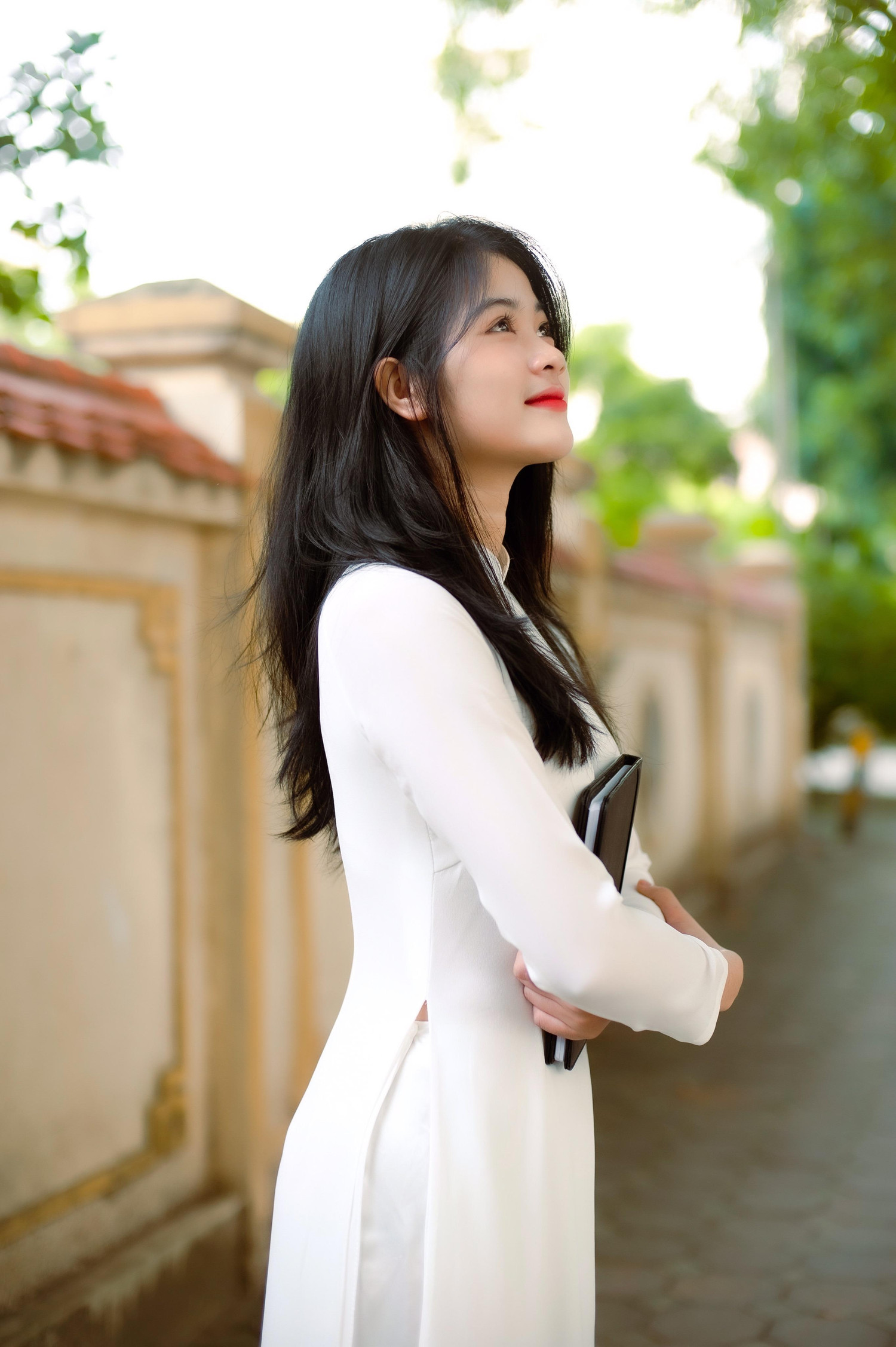 Nàng thơ xinh tựa thiên thần trong áo dài trắng đốn tim cộng đồng mạng