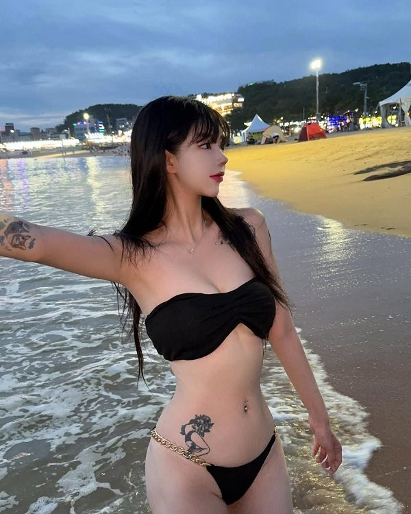 Gái đẹp tạo dáng với bikini và dừa tươi trên tay