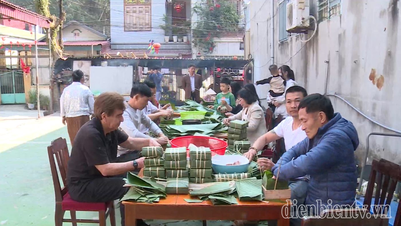 Nét đẹp gia đình sum vầy gói bánh chưng xanh - Đài Phát thanh và Truyền hình Điện Biên