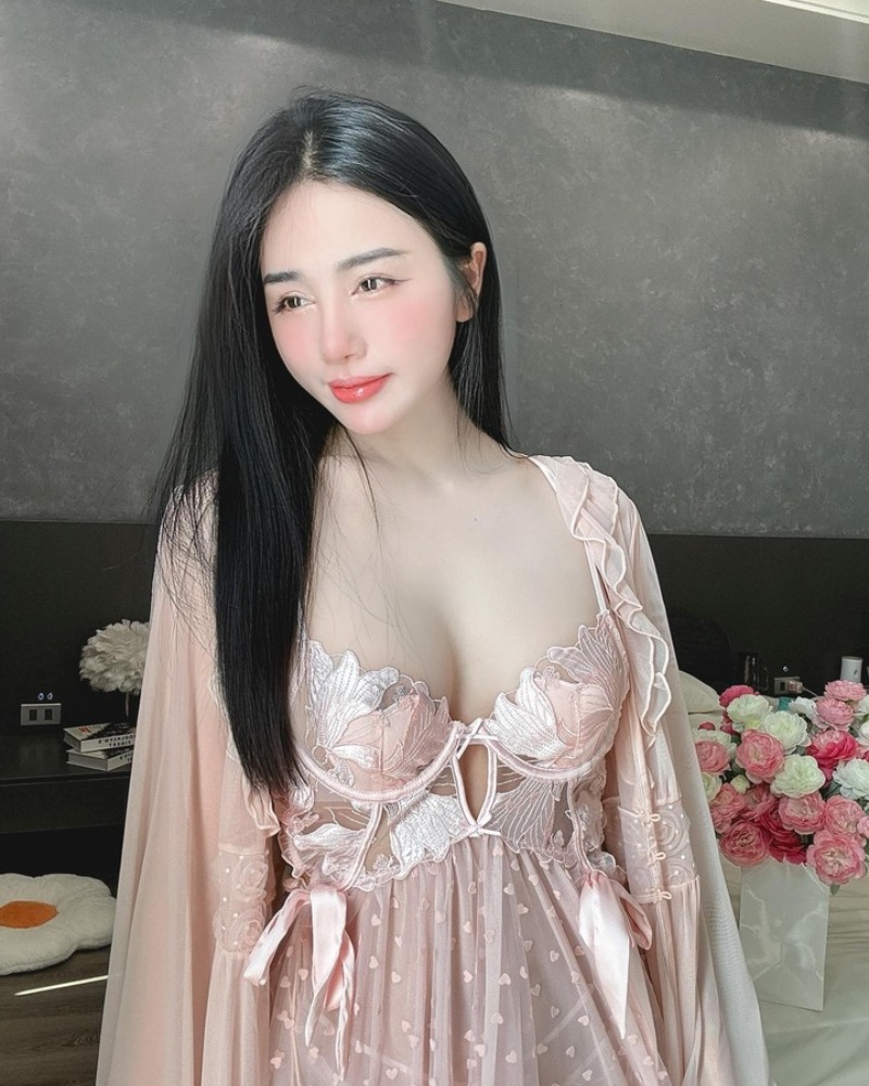 Gái xinh mặc đồ ngủ hở vú