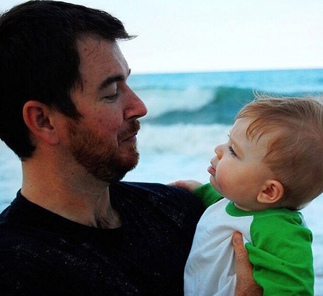 Sammy trong một bức ảnh chụp với cha khi còn nhỏ.