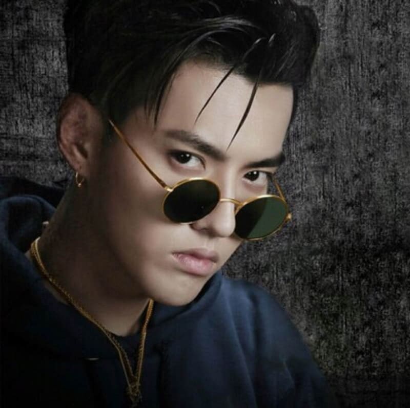 chụp ảnh với kính râm ngầu