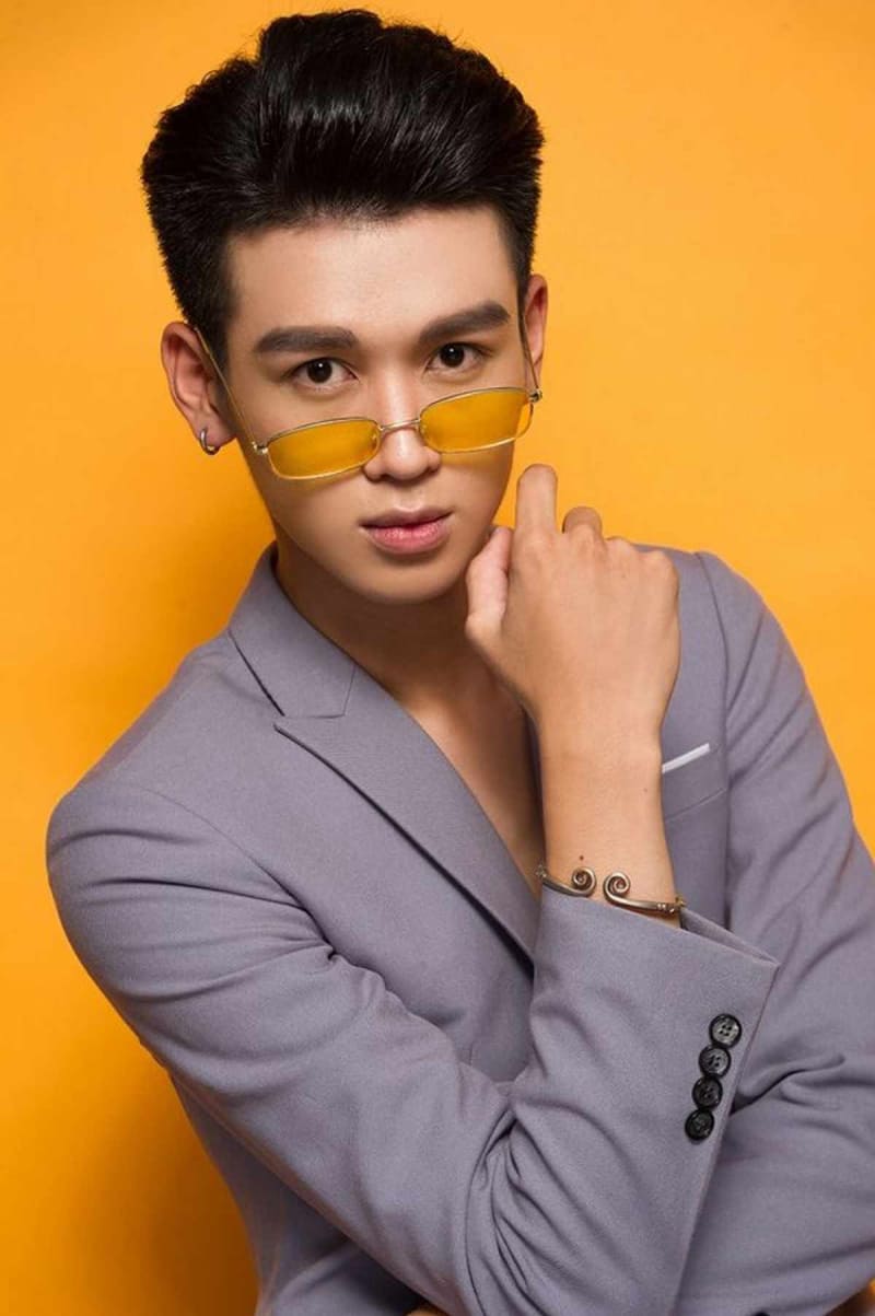 típ cách chụp ảnh với kính râm ngầu